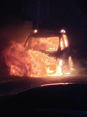PKW in Vollbrand - Foto PK Lemgo